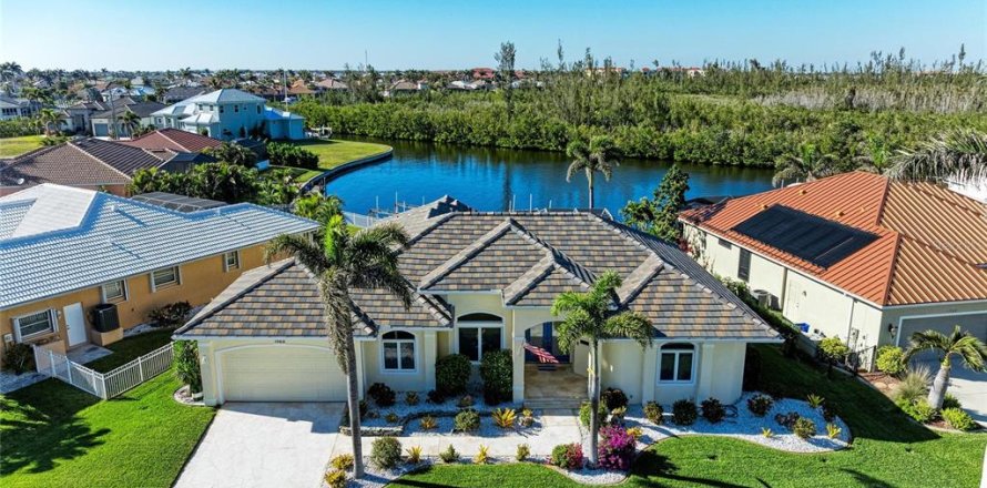 House in Punta Gorda, Florida 3 bedrooms, 230.58 sq.m. № 1717590