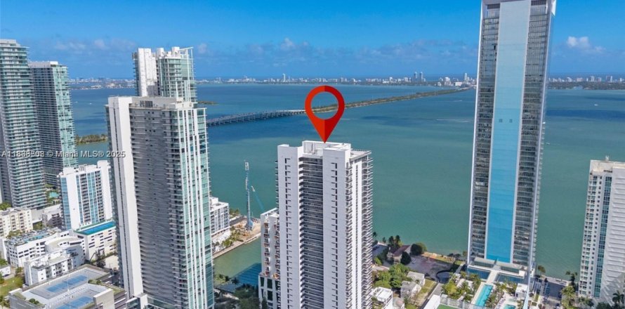 Condominio en Miami, Florida, 3 dormitorios  № 1897678