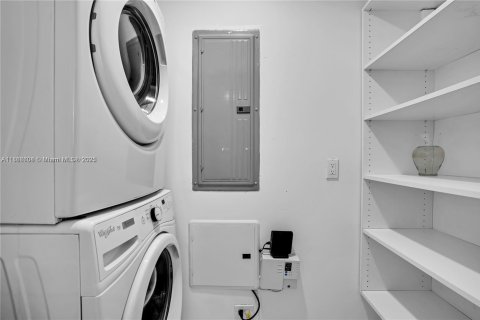 Condominio en venta en Miami, Florida, 3 dormitorios, 133.04 m2 № 1897678 - foto 30