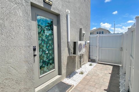 House in Homestead, Florida 4 bedrooms, 273.5 sq.m. № 1937162 - photo 25