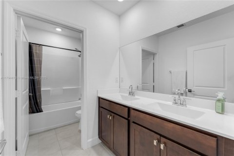 House in Homestead, Florida 4 bedrooms, 273.5 sq.m. № 1937162 - photo 22