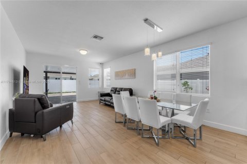 House in Homestead, Florida 4 bedrooms, 273.5 sq.m. № 1937162 - photo 8