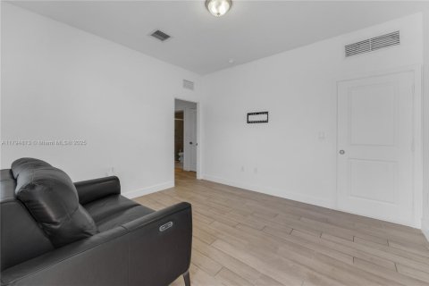 House in Homestead, Florida 4 bedrooms, 273.5 sq.m. № 1937162 - photo 29