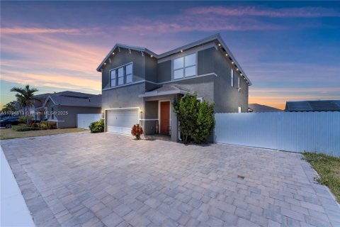 House in Homestead, Florida 4 bedrooms, 273.5 sq.m. № 1937162