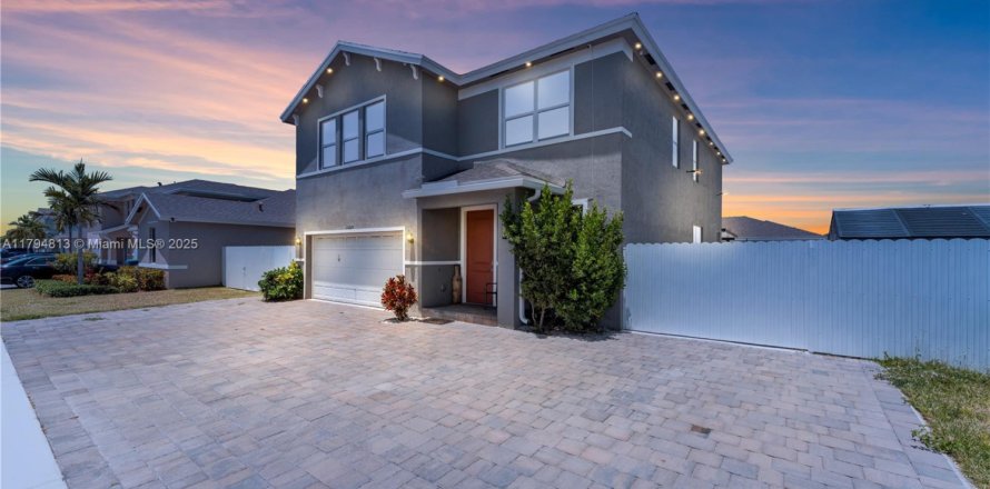 House in Homestead, Florida 4 bedrooms, 273.5 sq.m. № 1937162