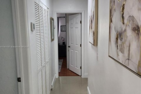 Casa en venta en Fort Lauderdale, Florida, 3 dormitorios, 129.23 m2 № 1966067 - foto 23