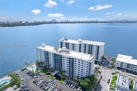 Condo à North Bay Village, Floride, 2 chambres  № 2153758