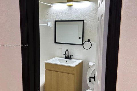 Casa en alquiler en North Miami, Florida, 2 dormitorios, 99.87 m2 № 1947641 - foto 13