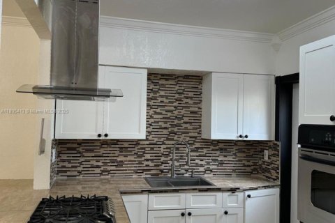 Casa en alquiler en North Miami, Florida, 2 dormitorios, 99.87 m2 № 1947641 - foto 5