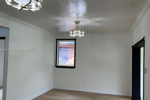 Casa en alquiler en North Miami, Florida, 2 dormitorios, 99.87 m2 № 1947641 - foto 11