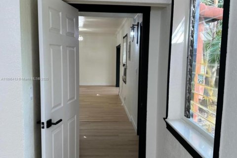 Casa en alquiler en North Miami, Florida, 2 dormitorios, 99.87 m2 № 1947641 - foto 16