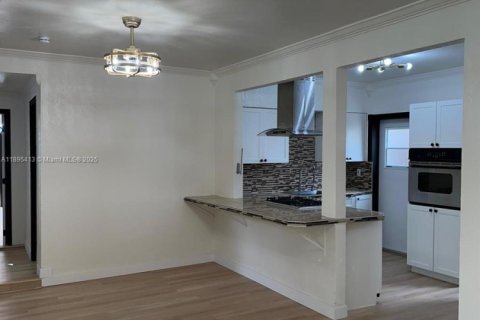 Casa en alquiler en North Miami, Florida, 2 dormitorios, 99.87 m2 № 1947641 - foto 1