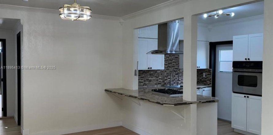 Casa en North Miami, Florida 2 dormitorios, 99.87 m2 № 1947641