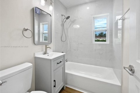 House in Opa-locka, Florida 2 bedrooms, 78.04 sq.m. № 1943815 - photo 7