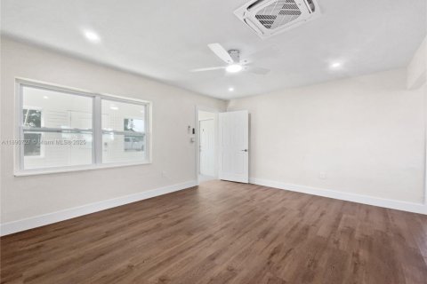 House in Opa-locka, Florida 2 bedrooms, 78.04 sq.m. № 1943815 - photo 3