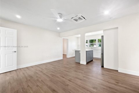 House in Opa-locka, Florida 2 bedrooms, 78.04 sq.m. № 1943815 - photo 11