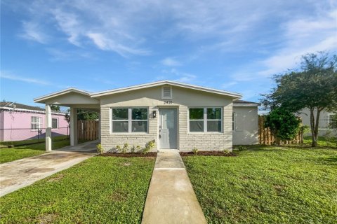House in Opa-locka, Florida 2 bedrooms, 78.04 sq.m. № 1943815 - photo 1