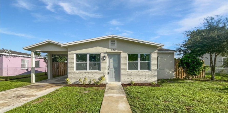 House in Opa-locka, Florida 2 bedrooms, 78.04 sq.m. № 1943815