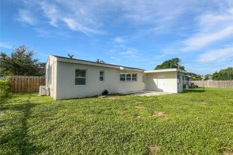House in Opa-locka, Florida 2 bedrooms, 78.04 sq.m. № 1943815 - photo 20
