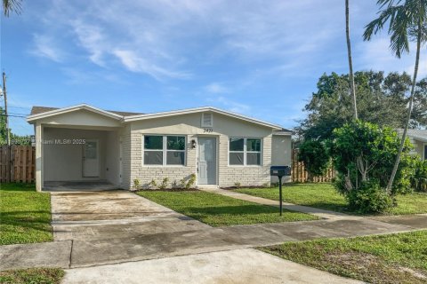 House in Opa-locka, Florida 2 bedrooms, 78.04 sq.m. № 1943815 - photo 9