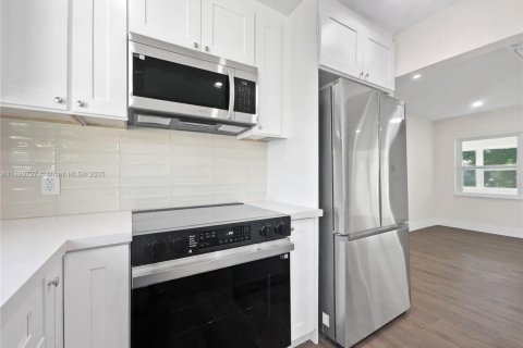 House in Opa-locka, Florida 2 bedrooms, 78.04 sq.m. № 1943815 - photo 6