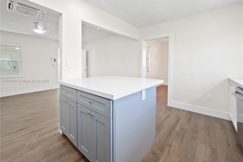 House in Opa-locka, Florida 2 bedrooms, 78.04 sq.m. № 1943815 - photo 14