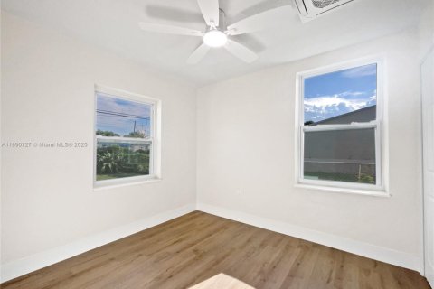 House in Opa-locka, Florida 2 bedrooms, 78.04 sq.m. № 1943815 - photo 15