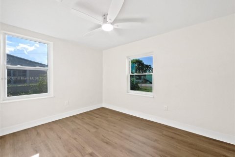 House in Opa-locka, Florida 2 bedrooms, 78.04 sq.m. № 1943815 - photo 5