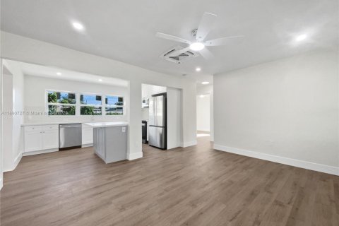 House in Opa-locka, Florida 2 bedrooms, 78.04 sq.m. № 1943815 - photo 12