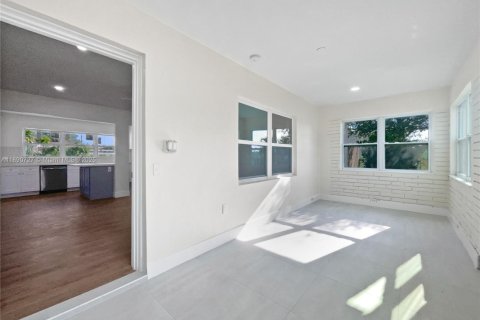 House in Opa-locka, Florida 2 bedrooms, 78.04 sq.m. № 1943815 - photo 17