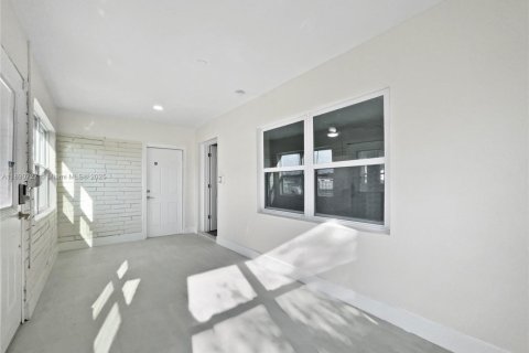 House in Opa-locka, Florida 2 bedrooms, 78.04 sq.m. № 1943815 - photo 18