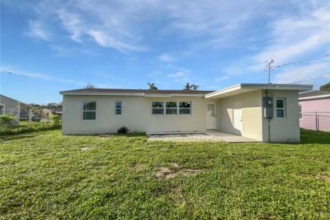 House in Opa-locka, Florida 2 bedrooms, 78.04 sq.m. № 1943815 - photo 8