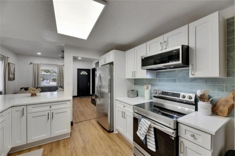 House in Tampa, Florida 3 bedrooms, 101.91 sq.m. № 2151281 - photo 10
