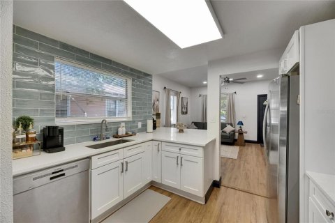 House in Tampa, Florida 3 bedrooms, 101.91 sq.m. № 2151281 - photo 8