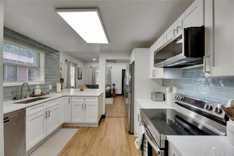 House in Tampa, Florida 3 bedrooms, 101.91 sq.m. № 2151281 - photo 9