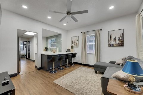 House in Tampa, Florida 3 bedrooms, 101.91 sq.m. № 2151281 - photo 2