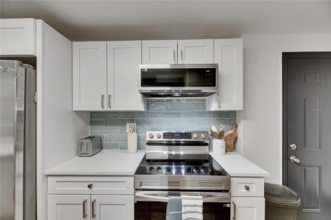 House in Tampa, Florida 3 bedrooms, 101.91 sq.m. № 2151281 - photo 11