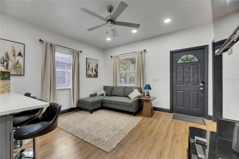 House in Tampa, Florida 3 bedrooms, 101.91 sq.m. № 2151281 - photo 5