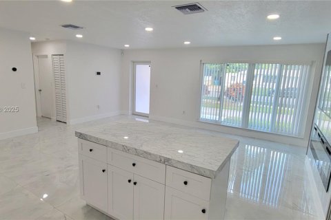 Villa ou maison à vendre à Miami Gardens, Floride: 3 chambres, 127.09 m2 № 1951218 - photo 12