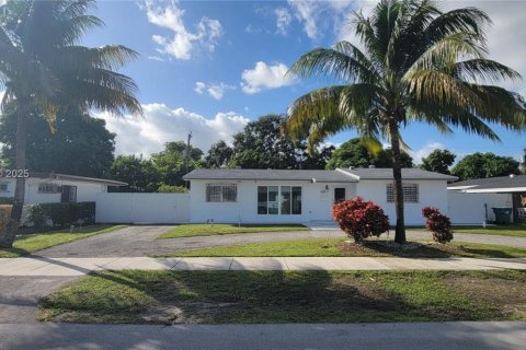 Villa ou maison à vendre à Miami Gardens, Floride: 3 chambres, 127.09 m2 № 1951218 - photo 2