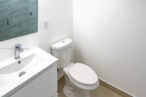 Condo in Miami, Florida, 1 bedroom  № 1689323 - photo 16