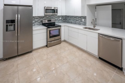 Condo in Miami, Florida, 1 bedroom  № 1689323 - photo 6