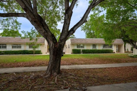 Condo in Miami, Florida, 1 bedroom  № 1689323 - photo 2
