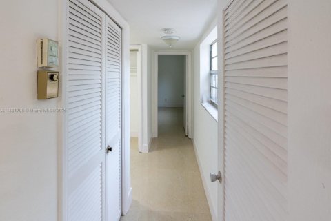 Condo in Miami, Florida, 1 bedroom  № 1689323 - photo 23