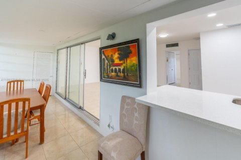 Condo in Miami, Florida, 1 bedroom  № 1689323 - photo 9