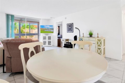 Condo in Sunrise, Florida, 2 bedrooms № 1959910 - photo 3