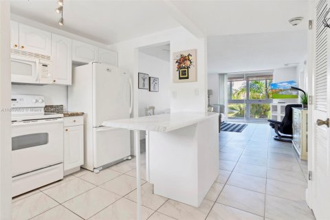 Condo in Sunrise, Florida, 2 bedrooms № 1959910 - photo 1