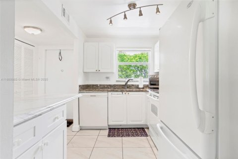 Condo in Sunrise, Florida, 2 bedrooms № 1959910 - photo 6