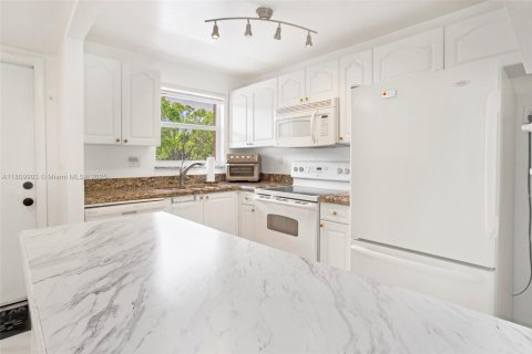 Condo in Sunrise, Florida, 2 bedrooms № 1959910 - photo 9