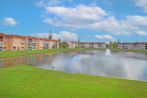 Condo in Sunrise, Florida, 2 bedrooms № 1959910 - photo 24